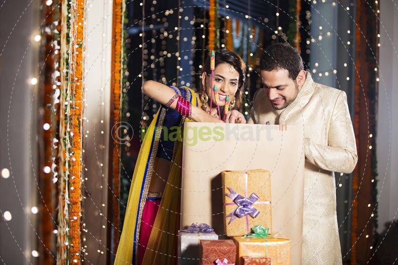 couple opening presents on diwali