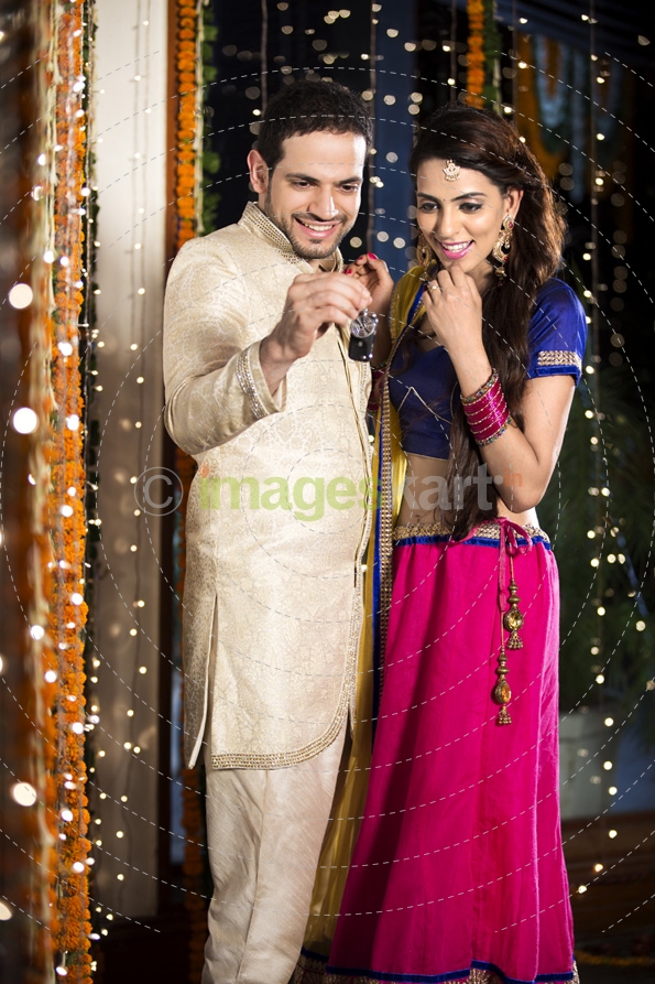husband and wife posing with diwali gift 