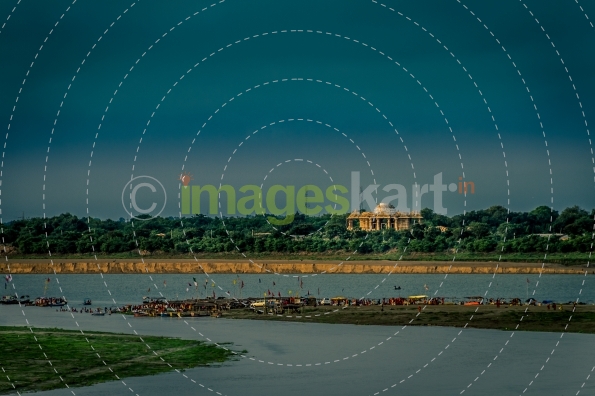 monument besides river yamuna