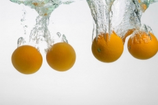 fresh oranges in water