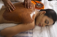therapist applying ayurvedic  pack 