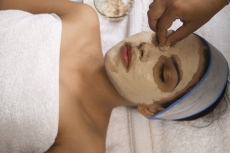 therapist applying facepack 