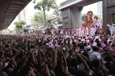 crowd at ganesh visarjan