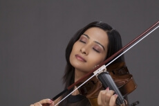 girl playing violin 