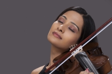 young girl playing violin