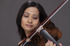 girl playing violin 