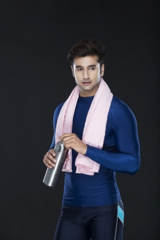 sports man with sipper looking away from the camera 