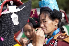 portrat of a tibetan woman in a traditional dress code