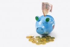 piggy bank with gold coins and note