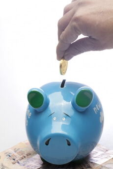piggy bank with gold coin and notes