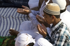 people gathered at masjid for namaz
