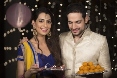 husband and wife with ladoo and thaali