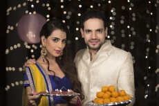husband and wife with ladoo and thaali