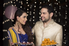 husband and wife with ladoo and thaali
