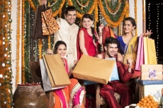 couples with shopping bags