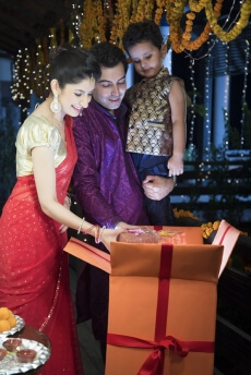 married couple with their son on diwali
