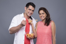 couple eating fresh fruits 