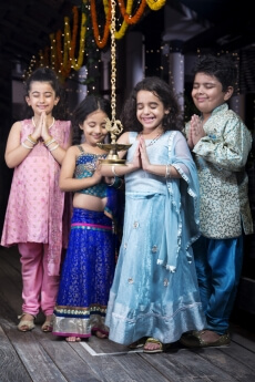 kids worshiping on diwali  
