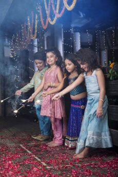 kids lighting sparklers on diwali 