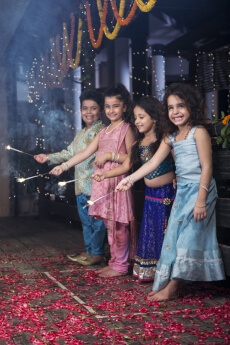 kids lighting sparklers on diwali 