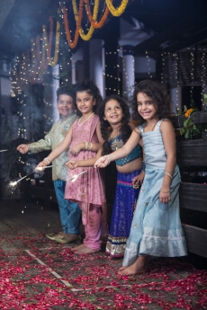 kids lighting sparklers on diwali 