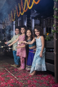 kids lighting sparklers on diwali 