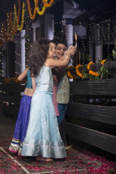 kids burning crackers on diwali 
