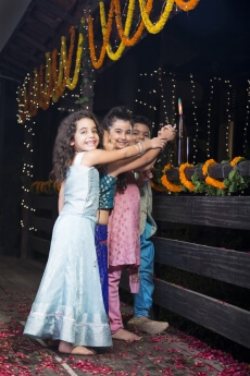 kids burning crackers on diwali 