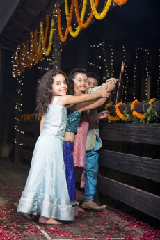 kids burning crackers on diwali 