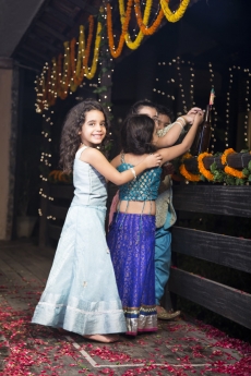 kids burning crackers on diwali 