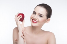 girl with apple 