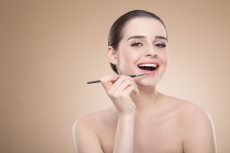 girl applying make up with brush