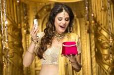 woman in traditional wera with a jewellery box 
