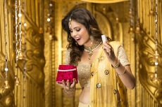woman in traditional wera with a jewellery box 