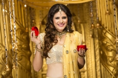 woman in traditional wera with a jewellery box 