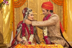 groom applying sindoor to wife