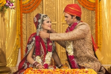 groom applying sindoor to wife