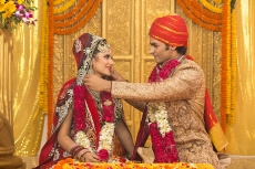 groom tying mangalsutra to bride