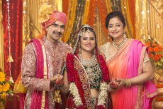 bride with her parents 