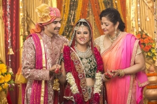 bride with her parents 