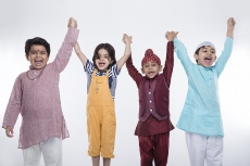 kids raising hands 