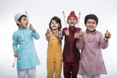 kids with crackers 