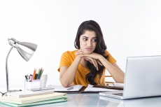 woman sitting and working on laptop 
