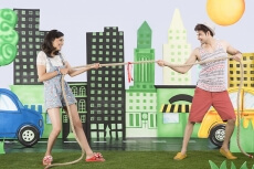 couple pulling rope in the park